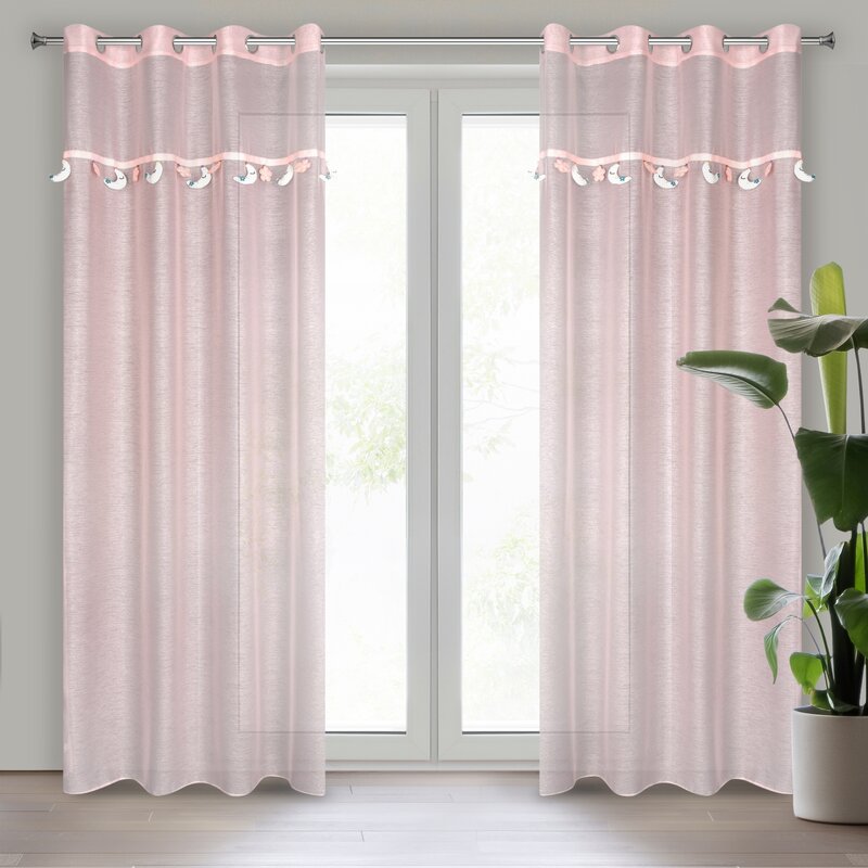 Firana gotowa różowa dziecięca z miękkimi zawieszkami księżycami 140x250 cm Firana gotowa różowa dziecięca z miękkimi zawieszkami księżycami 140x250 cm