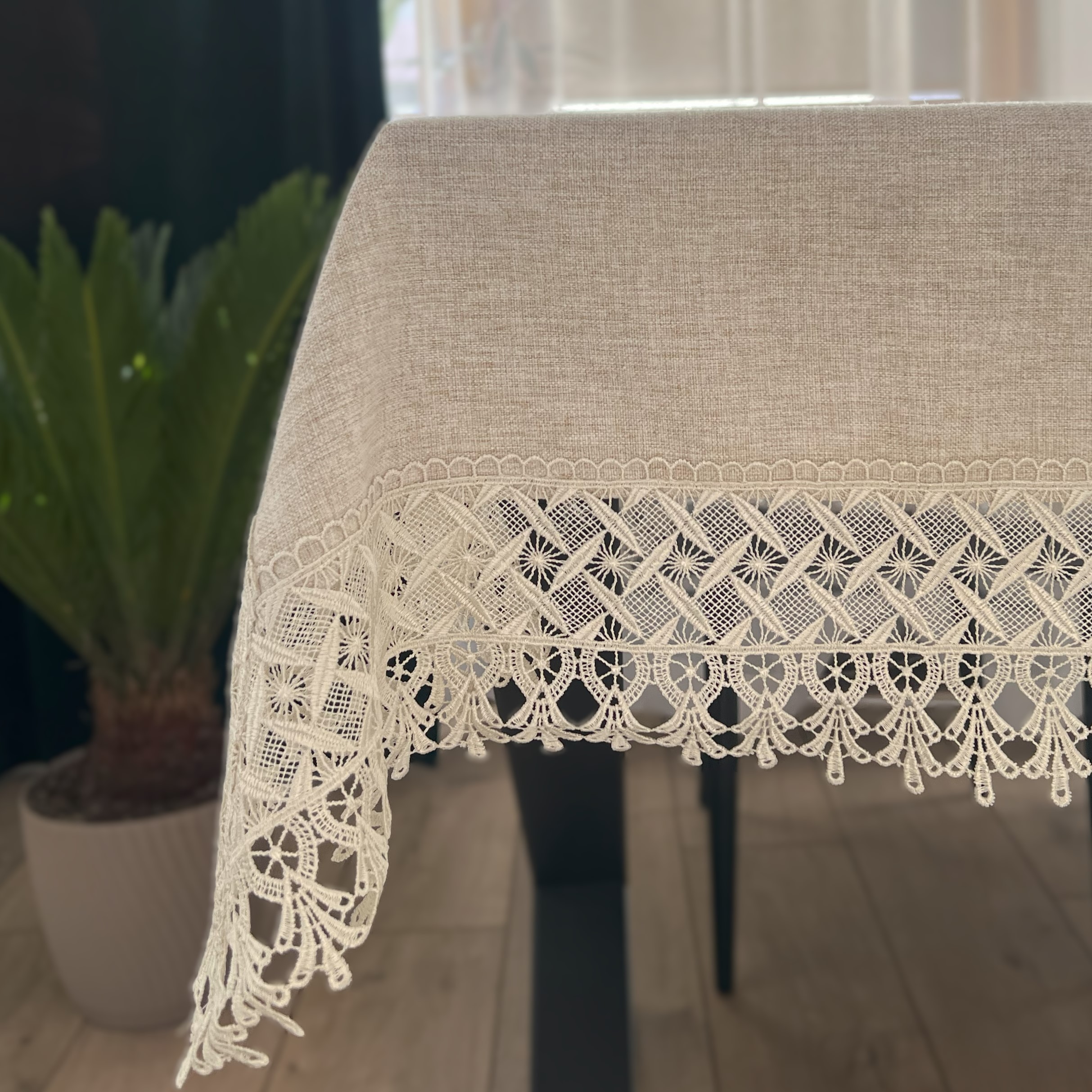 Obrus imitujący len z gipiurą prostokątny beżowy - 150x3260 cm Obrus imitujący len z gipiurą prostokątny beżowy - 150x3260 cm
