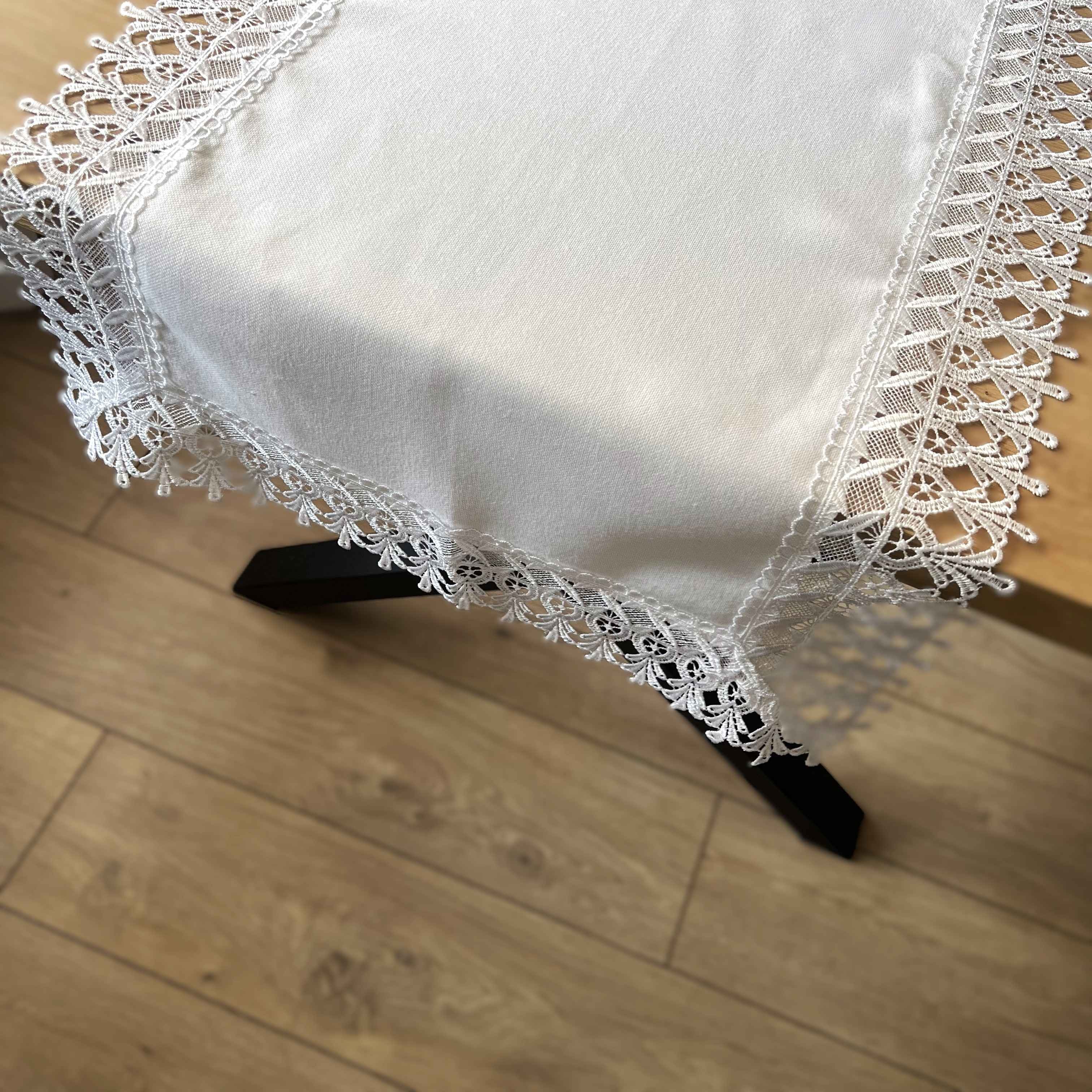 Bieżnik z gipiurą imitacja lnu elegancki prostokątny biały - 50x100 cm Bieżnik z gipiurą imitacja lnu elegancki prostokątny biały - 50x100 cm