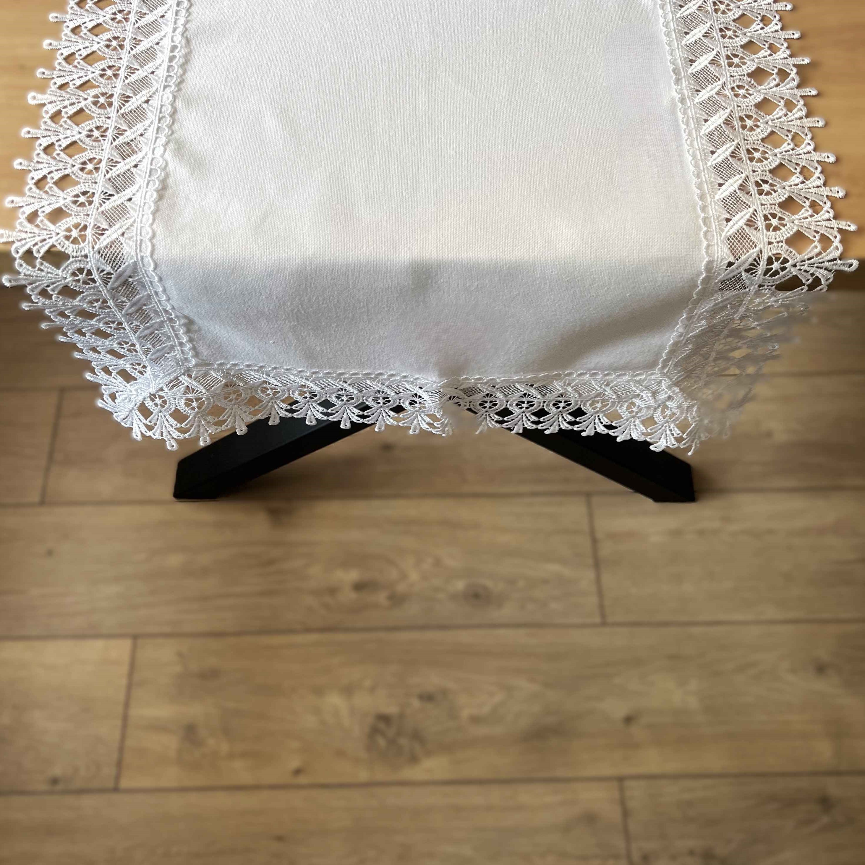 Bieżnik z gipiurą imitacja lnu elegancki prostokątny biały - 50x100 cm Bieżnik z gipiurą imitacja lnu elegancki prostokątny biały - 50x100 cm